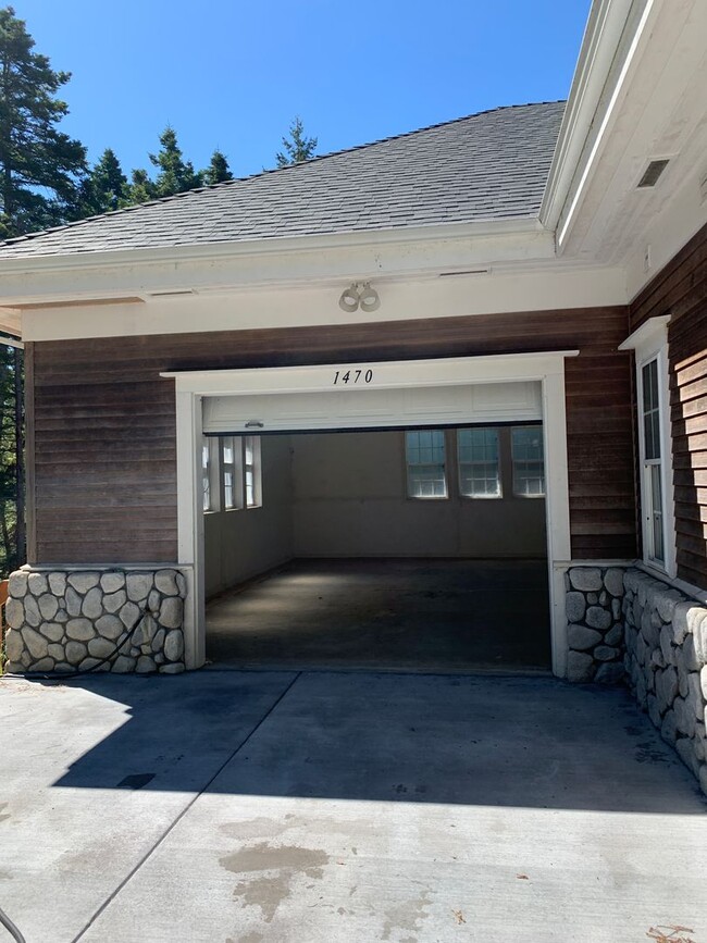 Building Photo - Three Bed Custom Home Arcata