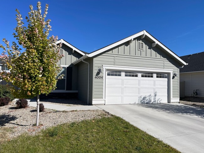 Building Photo - Newly Built 3 Bedroom Home w/ Hardwood Flo...