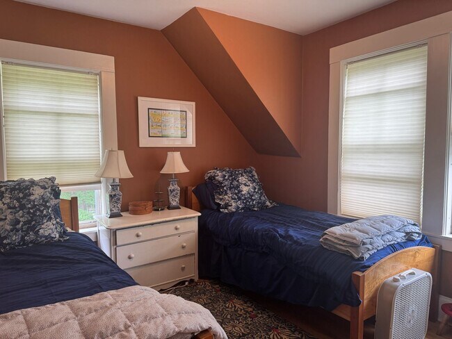 Building Photo - Short term- 4 Bedroom just two blocks from...