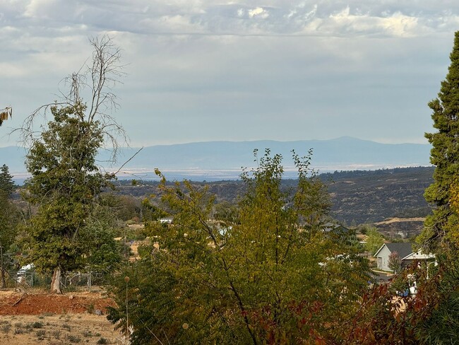 Building Photo - Classic Paradise Home With a View!