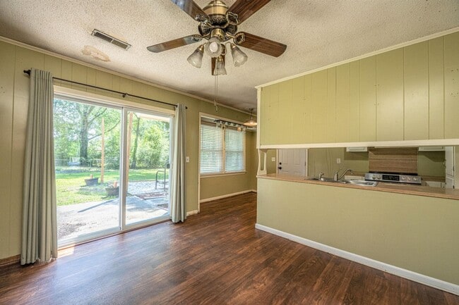 Building Photo - Charming 4 bedroom home with large yard