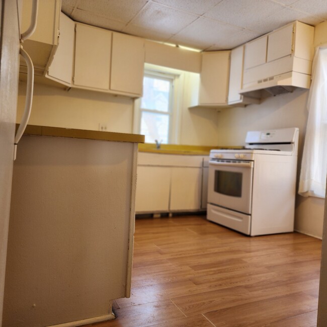 Kitchen - 372 Glenwood Ave