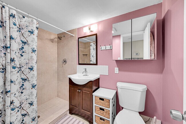 Building Photo - 138 S Cypress Rd