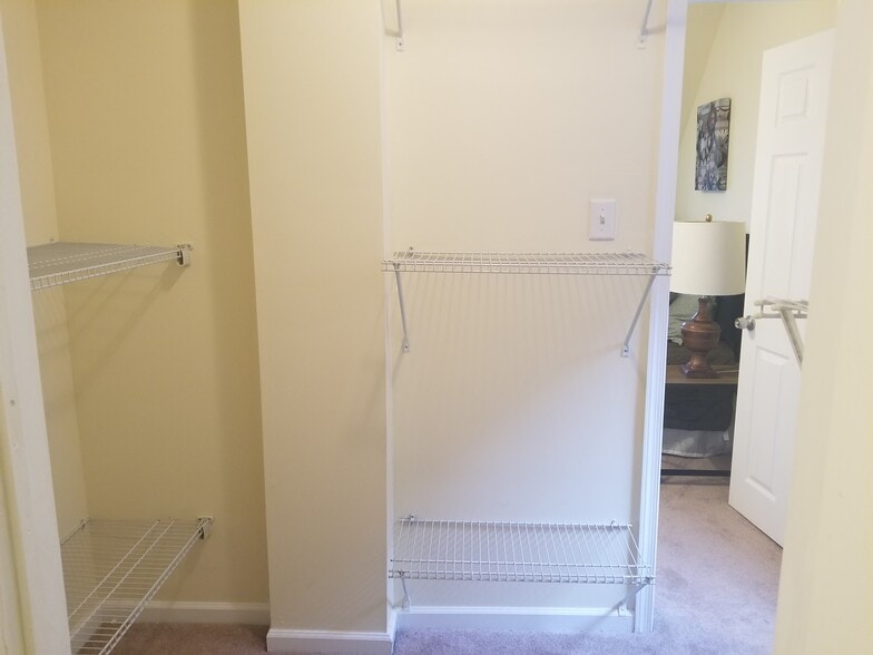 walk-in closet - 4937 Chancellor St