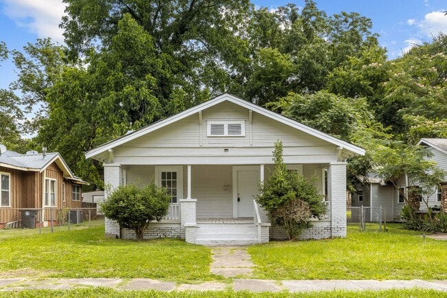 Building Photo - Charming 4 Bedroom, 2 Bathroom house