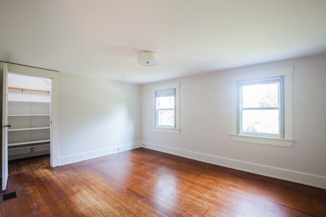 Building Photo - 812 Floral Ave
