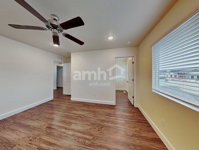 Building Photo - 954 N Barkvine Ave