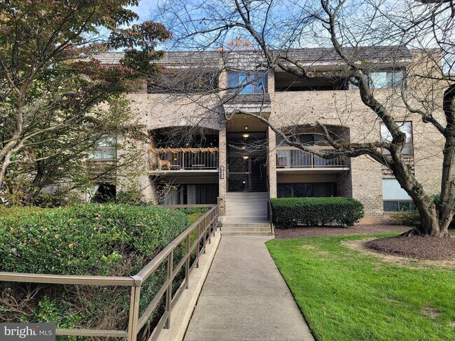 Building Photo - 433 Christopher Ave