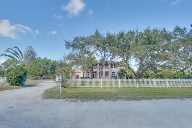 Building Photo - 16975 83rd Pl N