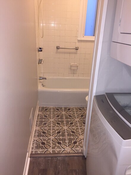 Bath in Large bedroom - 1900 Richard Jones Rd