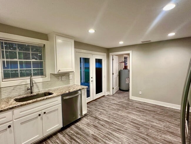 Building Photo - 399 SW Broderick Dr