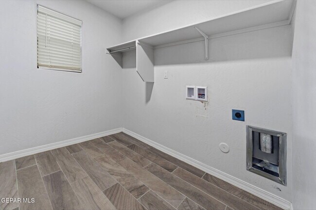 Building Photo - 917 Airship Pl