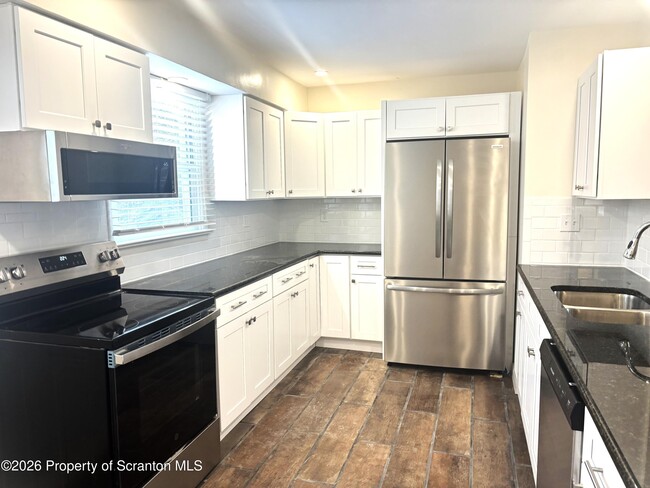 Building Photo - 15 Little St