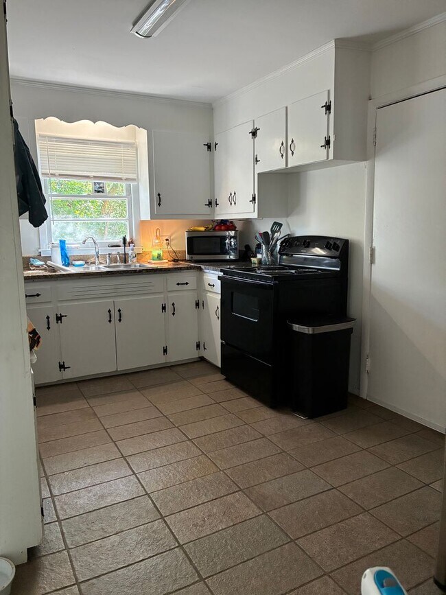 Building Photo - 3 bedroom 2 bathroom near St. Mary's Hospital