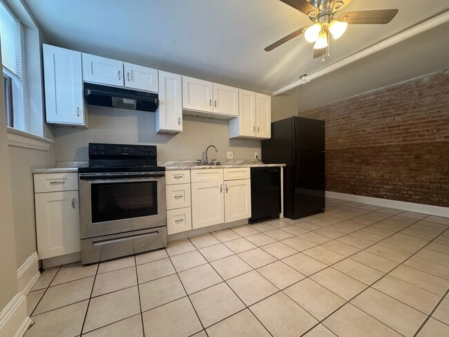 Building Photo - 2773 Hampshire-Unit 3