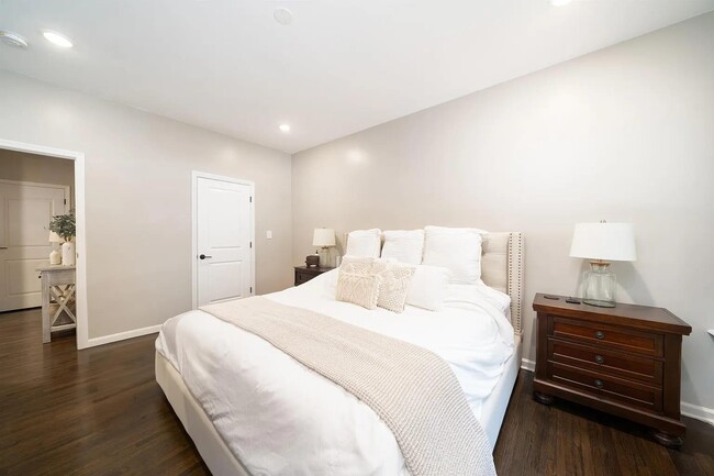 Building Photo - 2121 E 1st St