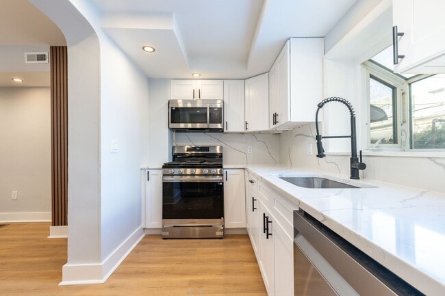 Building Photo - Newly Renovated 2-Bedroom 1-Bathroom Home in Port Richmond Available Now!