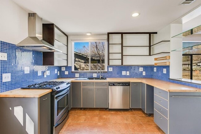 Building Photo - 1419 Corona Dr