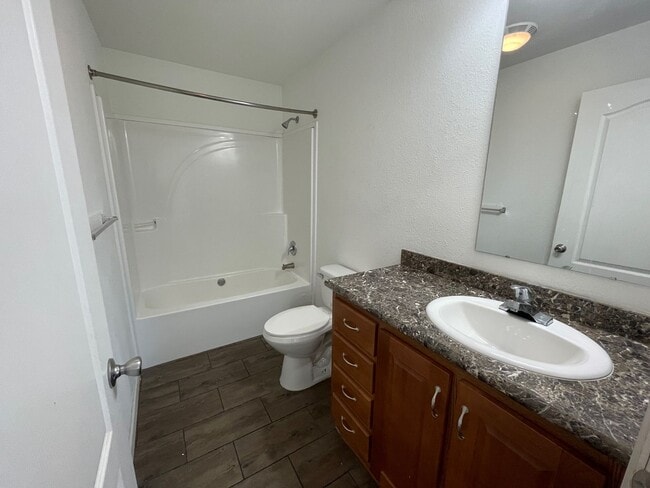 Building Photo - PRICE REDUCED + $1000 OFF FIRST MONTHS RENT = A DEAL YOU CAN'T PASS UP!