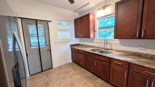 Building Photo - 3609 Leahi Ave