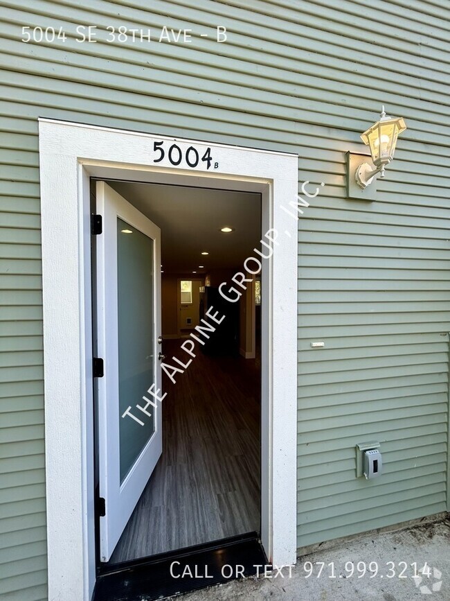 Building Photo - Updated 2 Bedroom near Reed College