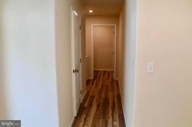 Building Photo - 520 Clyde Ave