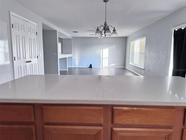 Building Photo - 664 Canna Dr