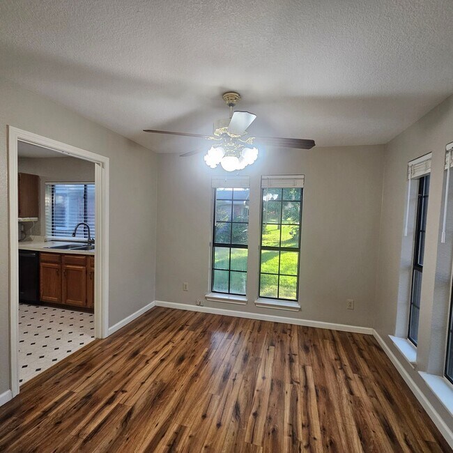 Building Photo - 1402 Sheppard Ln