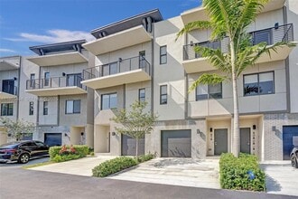 Building Photo - 516 SE 1st Cir