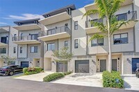 Building Photo - 516 SE 1st Cir