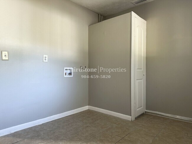 Building Photo - 2428 Miss Muffet Ln W