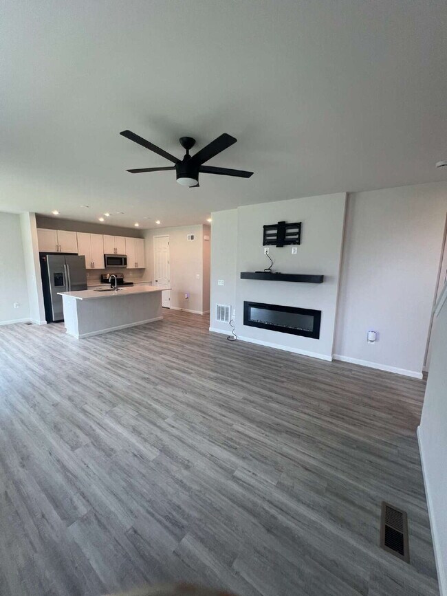 Building Photo - Spacious 3-Bedroom Rental in Sought-After ...