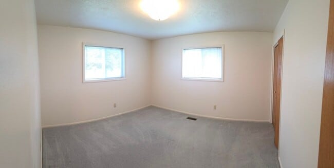 Building Photo - 3 bed, 3 bath Home in Sunnydell area Rexburg