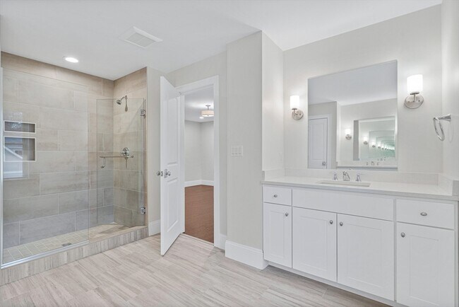 Building Photo - 15 Lily Pond Ln