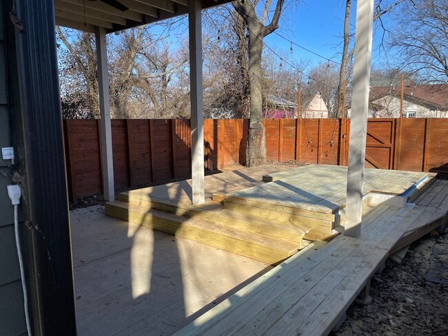 Building Photo - 368 Glenrose Ave