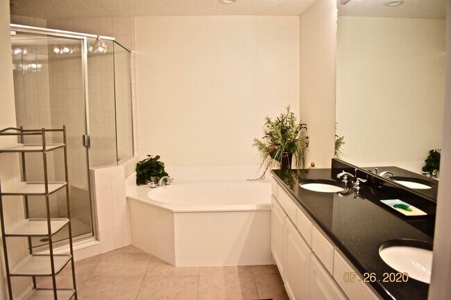 Building Photo - 215 S Ocean Grande Dr