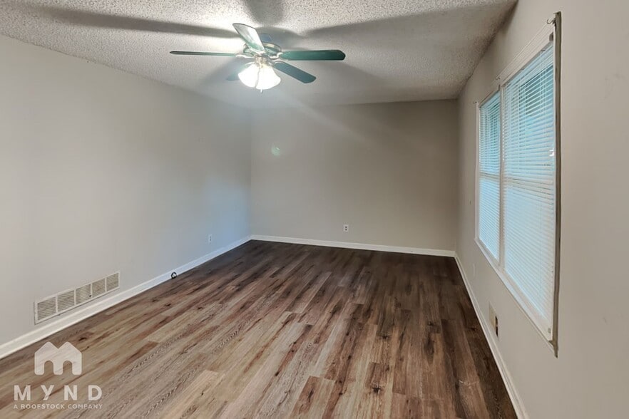 Building Photo - 2559 Park Dr