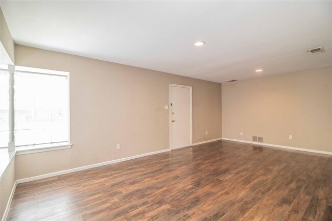 Building Photo - Amazing 2 Bed, 1.5 Bath- Half of Duplex Av...