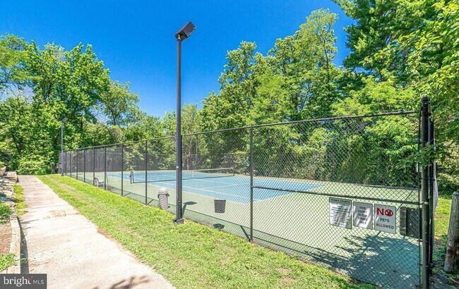 Building Photo - 3254 Valley Dr