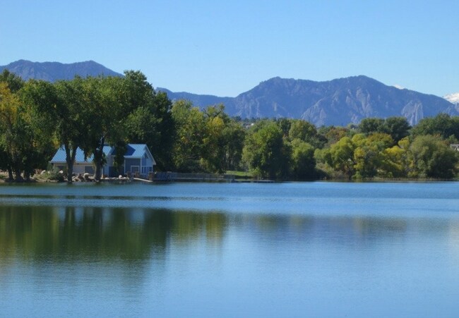 Building Photo - Beautiful "Like New" Large 2Bd 2Ba condo W/ amazing views of the flatirons!