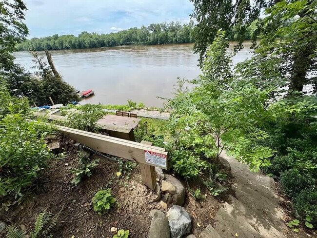 Building Photo - 54 River Dr