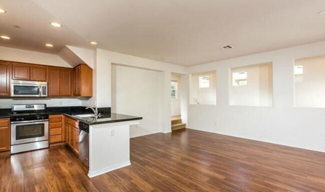 Building Photo - Riverpark Townhome