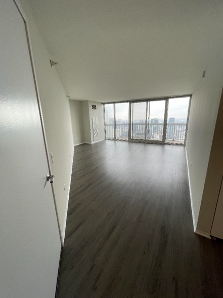 Building Photo - 551 N State St