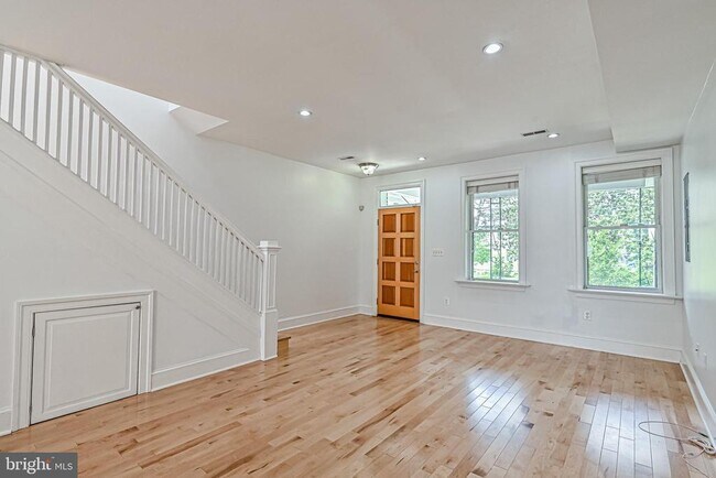 Building Photo - 512 Varnum St NW