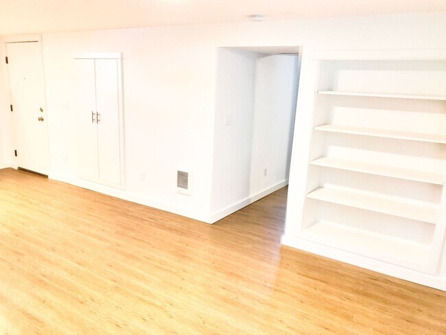 Building Photo - LAIRG01