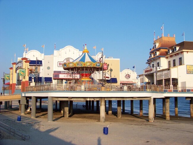 Building Photo - 2924 1/2 Bernardo De Galvez Ave