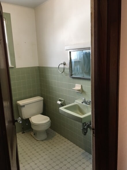 Bathroom - 89 Clinton St