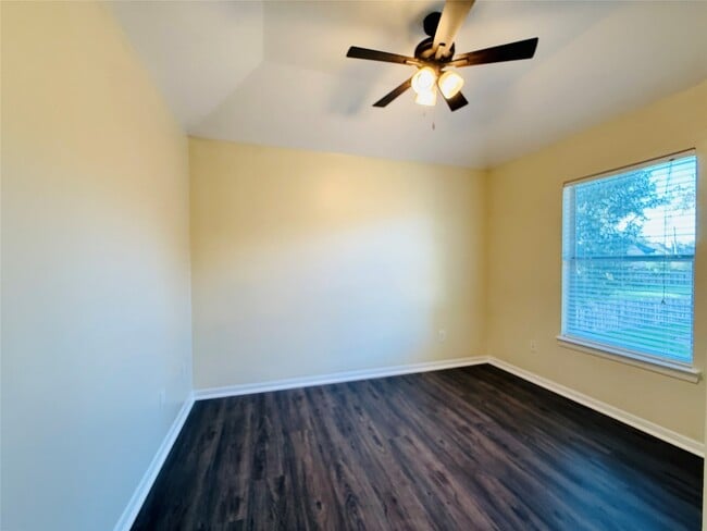 Building Photo - 4442 Chestnut Cir