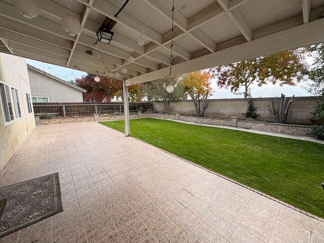 Building Photo - Lovely 5 Bedroom Home