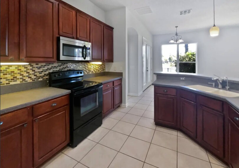 Building Photo - 3583 Old Village Dr